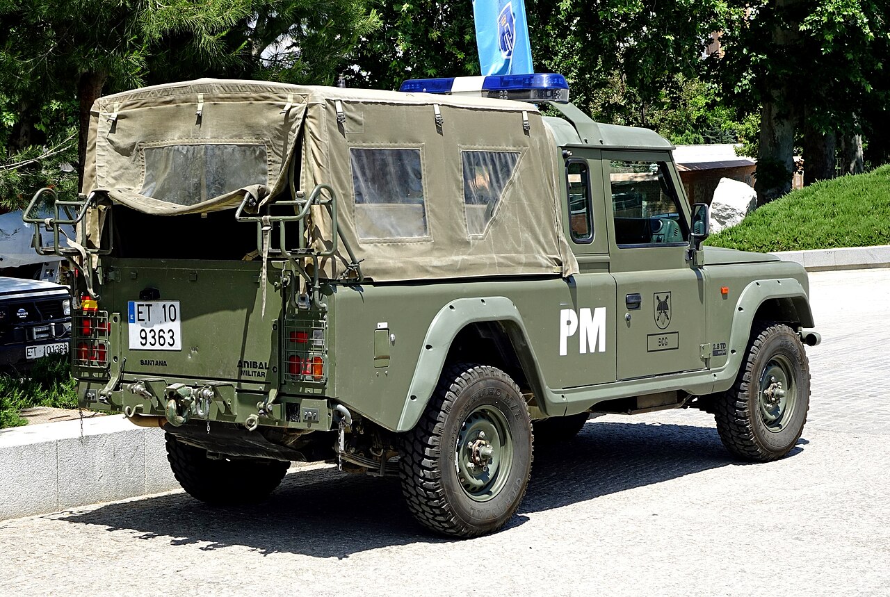 Policía Militar Aníbal — Spanish Army military police Santana Aníbal soft top, ET 10 9363 — canvas tilt over the rear body, white 'PM' lettering and a blue light bar on the cab roof