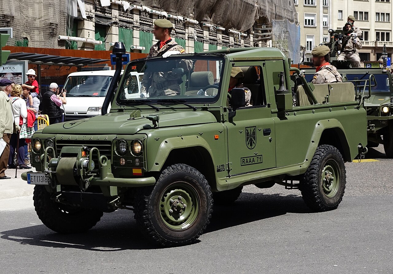 Special Operations Aníbal — Open cab-top Santana Aníbal of the Spanish Army with the hood struck, roll bar and rear bench seats — an air defence artillery regiment vehicle (RAAA 71), not a special-operations one; it shows the body style this record is built on