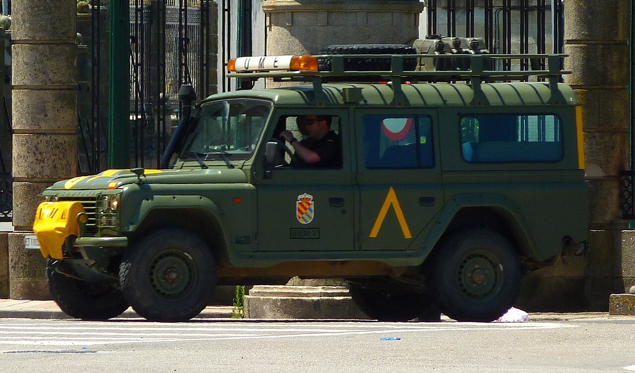 UME Aníbal — Unidad Militar de Emergencias Santana Aníbal station wagon marked for BIEM V — yellow front bumper and door chevron, UME roof light bar, roof rack and snorkel