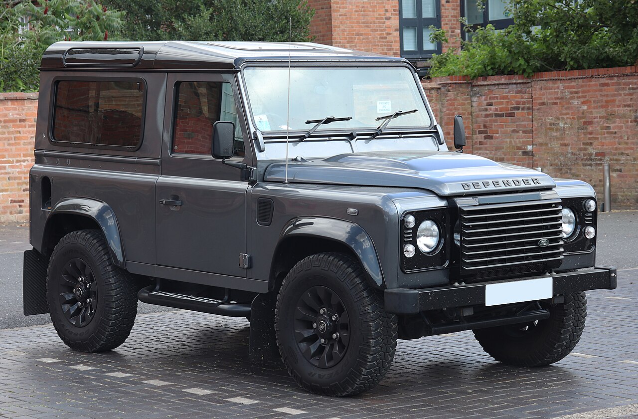 Defender 90 — 2015 Defender 90 XS station wagon with the 2.2-litre TDCi engine, from the final full year of production