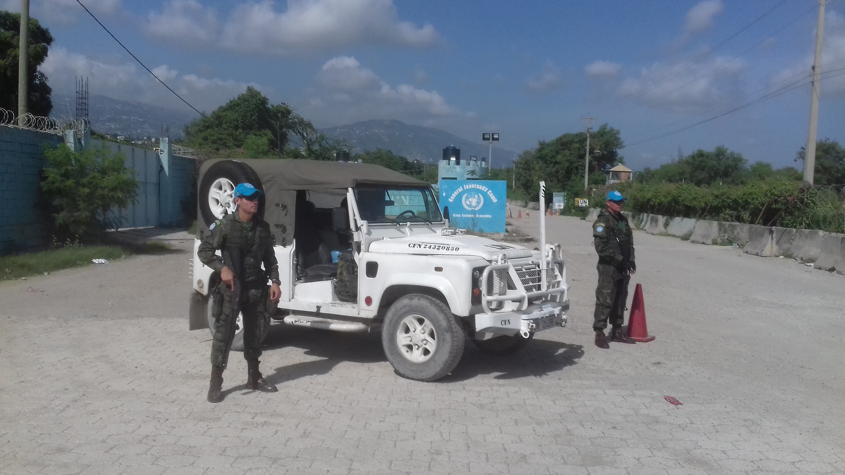 MINUSTAH Brazilian Marines Defender 90 (Haiti 2017) — Doorless Defender 90 at a MINUSTAH checkpoint, May 2017 — the reference for this model; linked only.