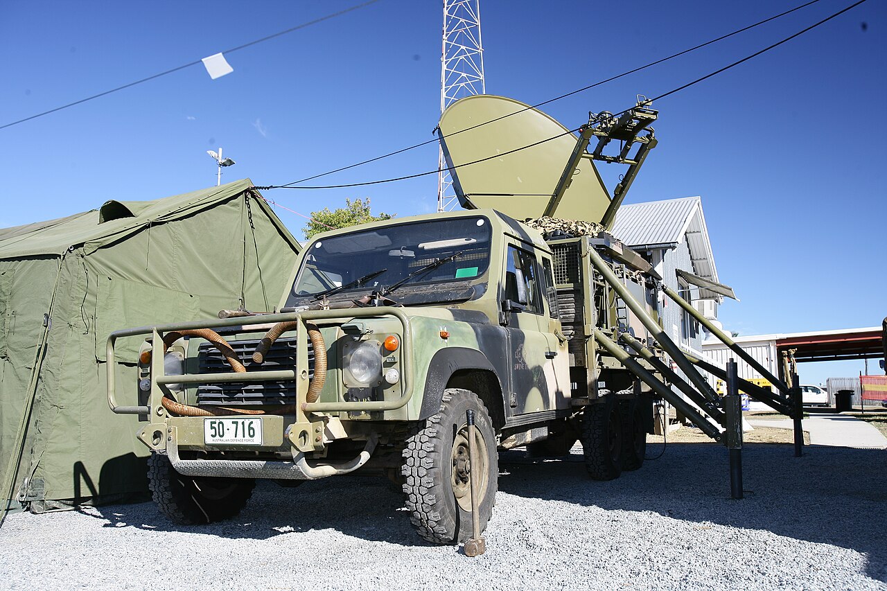 Perentie 6×6 Parakeet — An Australian Defence Force satellite terminal assembly mounted on a Perentie 6x6 (ARN 50-716) transmitting during Exercise Talisman Sabre, Camp Rocky, Queensland, 5 July 2009. The US Marine Corps caption identifies the equipment only as a satellite terminal assembly, not by the Parakeet name.