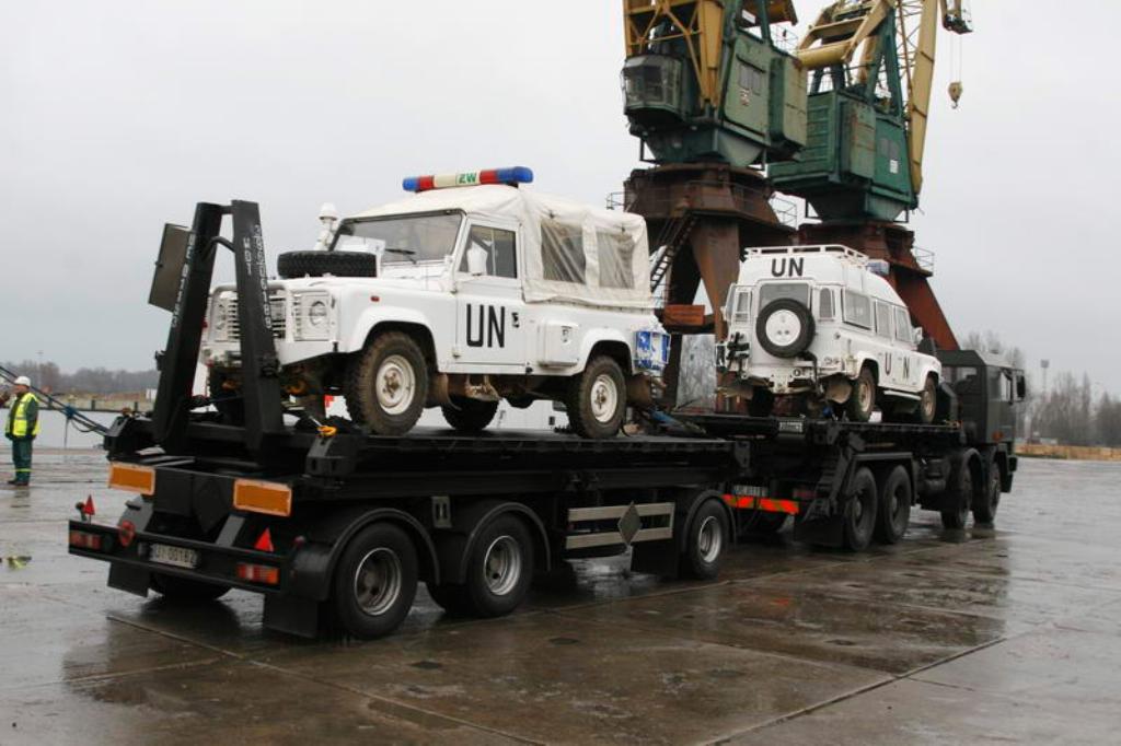 PKW UNIFIL Zandarmeria Wojskowa Defender 110 Station Wagon — ZW Defender 110 soft top in UN white on the returning low-loader — the livery reference for this station wagon; linked only.