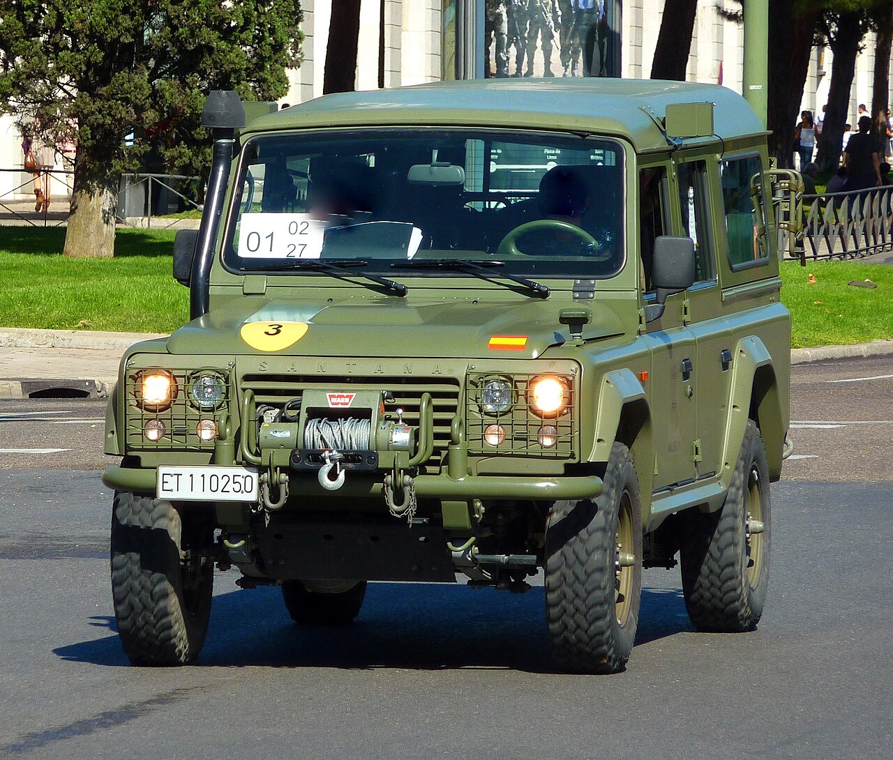 Spanish Army Santana Aníbal station wagon, ET 110250 — guarded twin round headlamps, tubular front bumper with a Warn winch, snorkel and roof-mounted antenna base