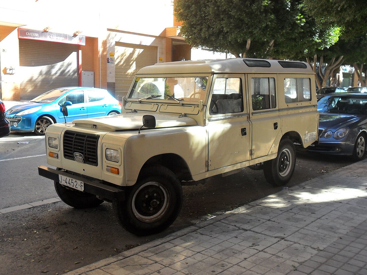 Santana Cazorla 6 — Santana Cazorla five-door station wagon in cream, on Jaén plates — square SEAT 127 headlamps, glassfibre roof with vent hatches and four alpine windows