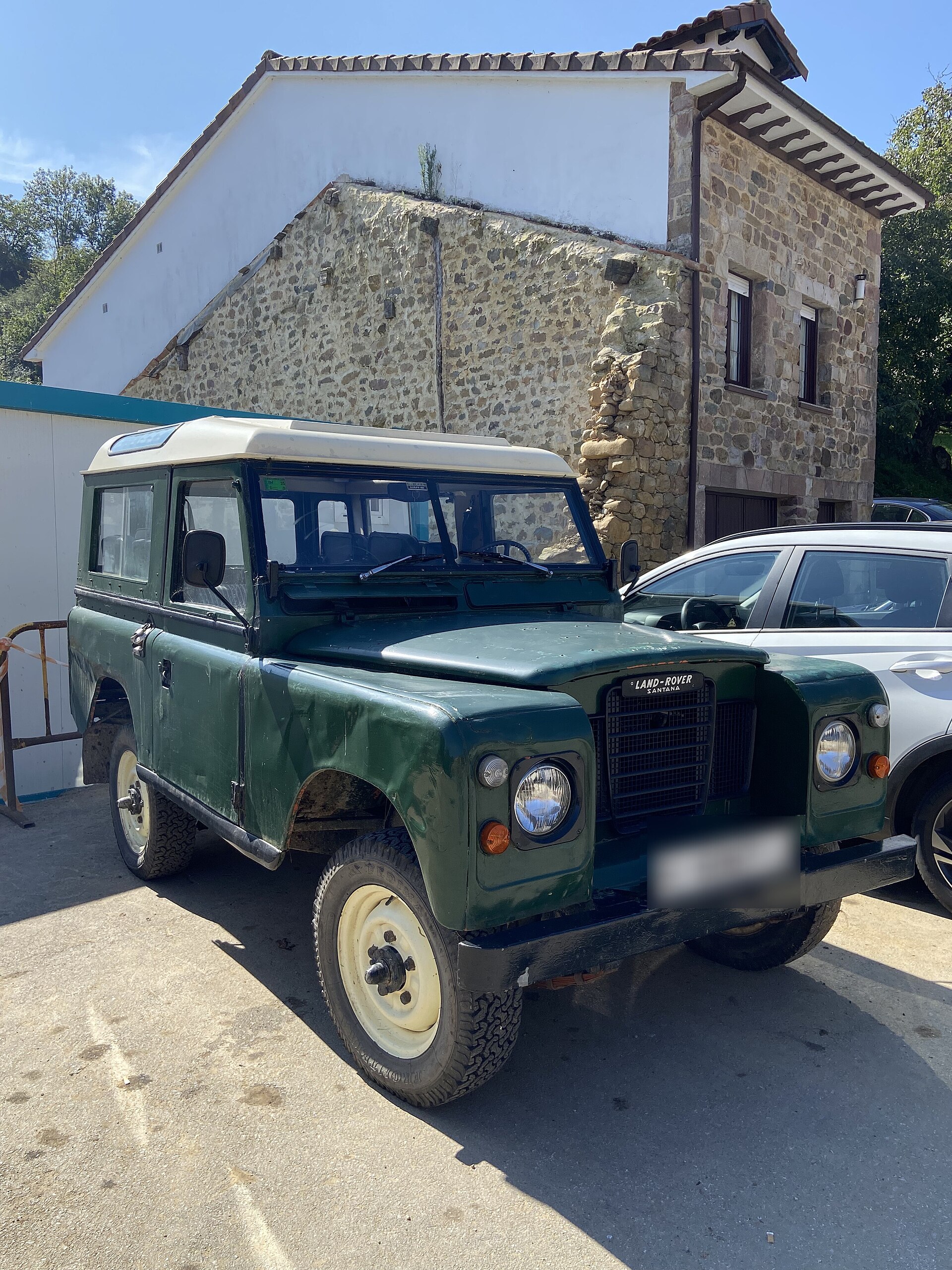 Series III Santana 6cyl Diesel — Green Land Rover Santana Serie III in Spain
