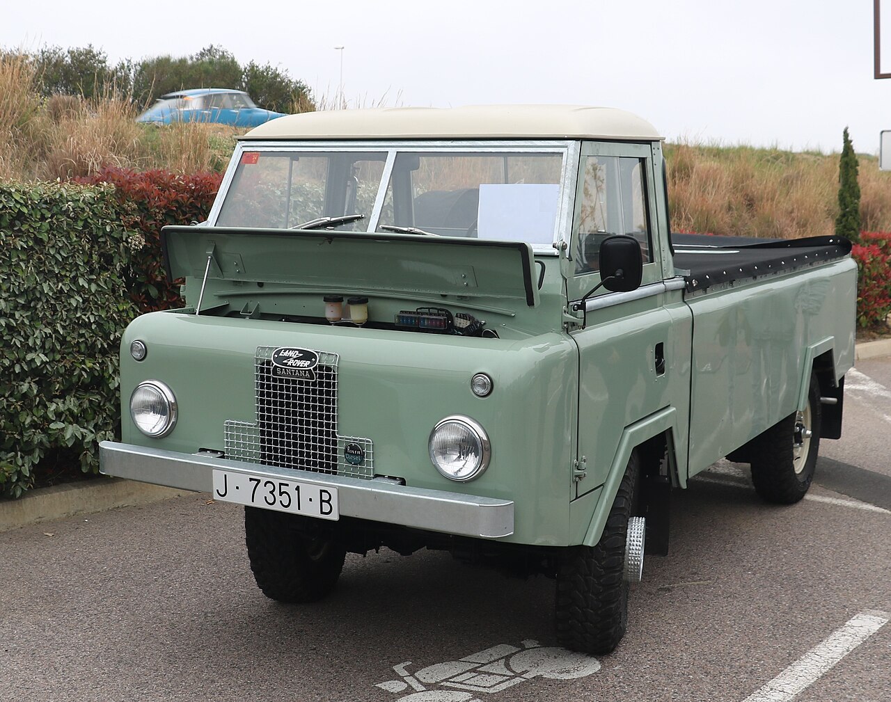 1300 recovery — Preserved Santana 1300 pick-up on Jaén plates, bonnet raised. This is a standard 1300 chassis-cab rather than a recovery-bodied example — no freely licensed photograph of a 1300 recovery truck was found
