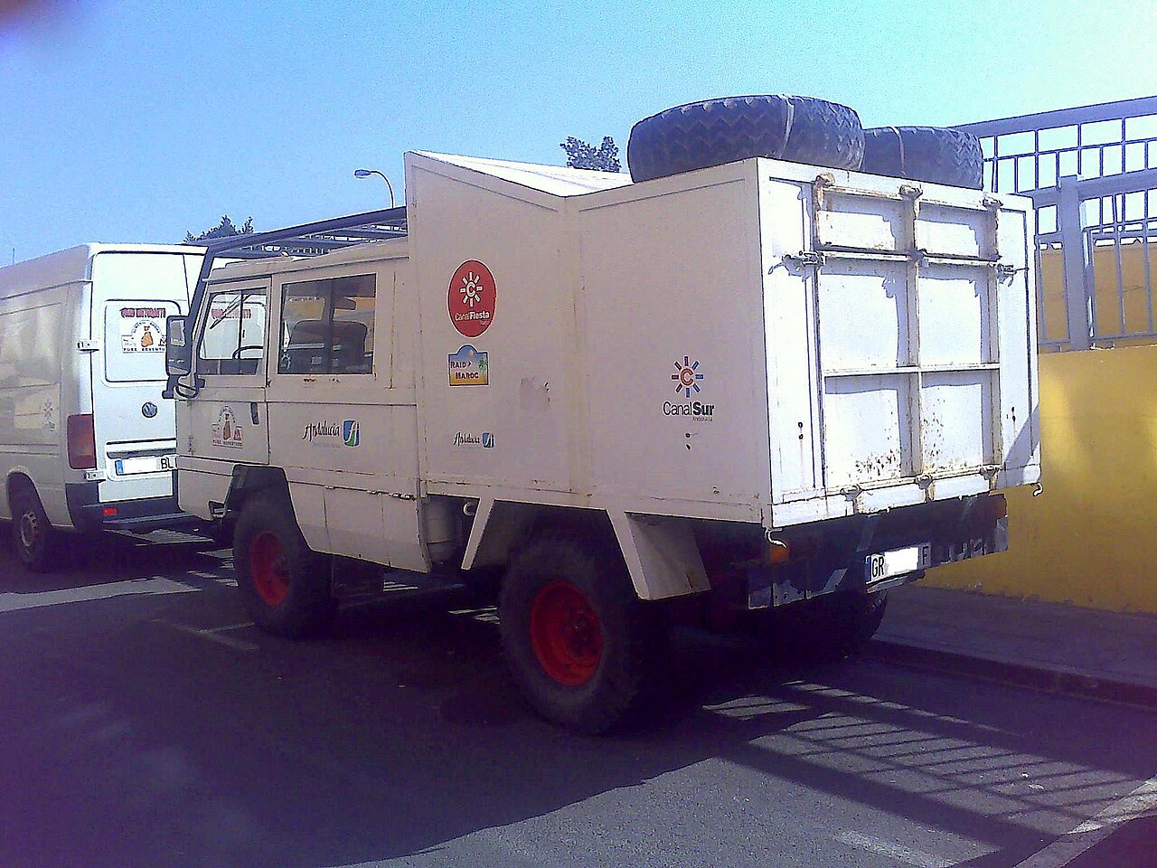 Santana 2000 FC Soft Top — Land Rover Santana 2000 with box body, in Andalucía / Canal Sur raid support livery